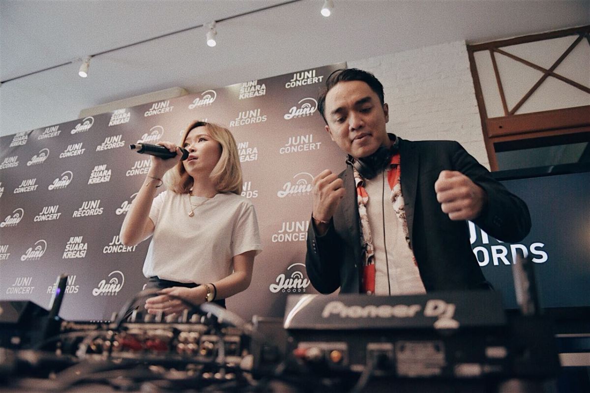 Konsep 2 frame di video klip